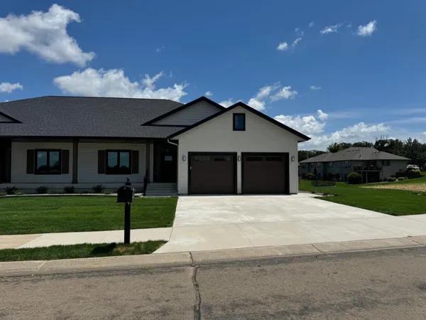 $886,900 | 2330 West 9th Street, Albert Lea, MN 56007