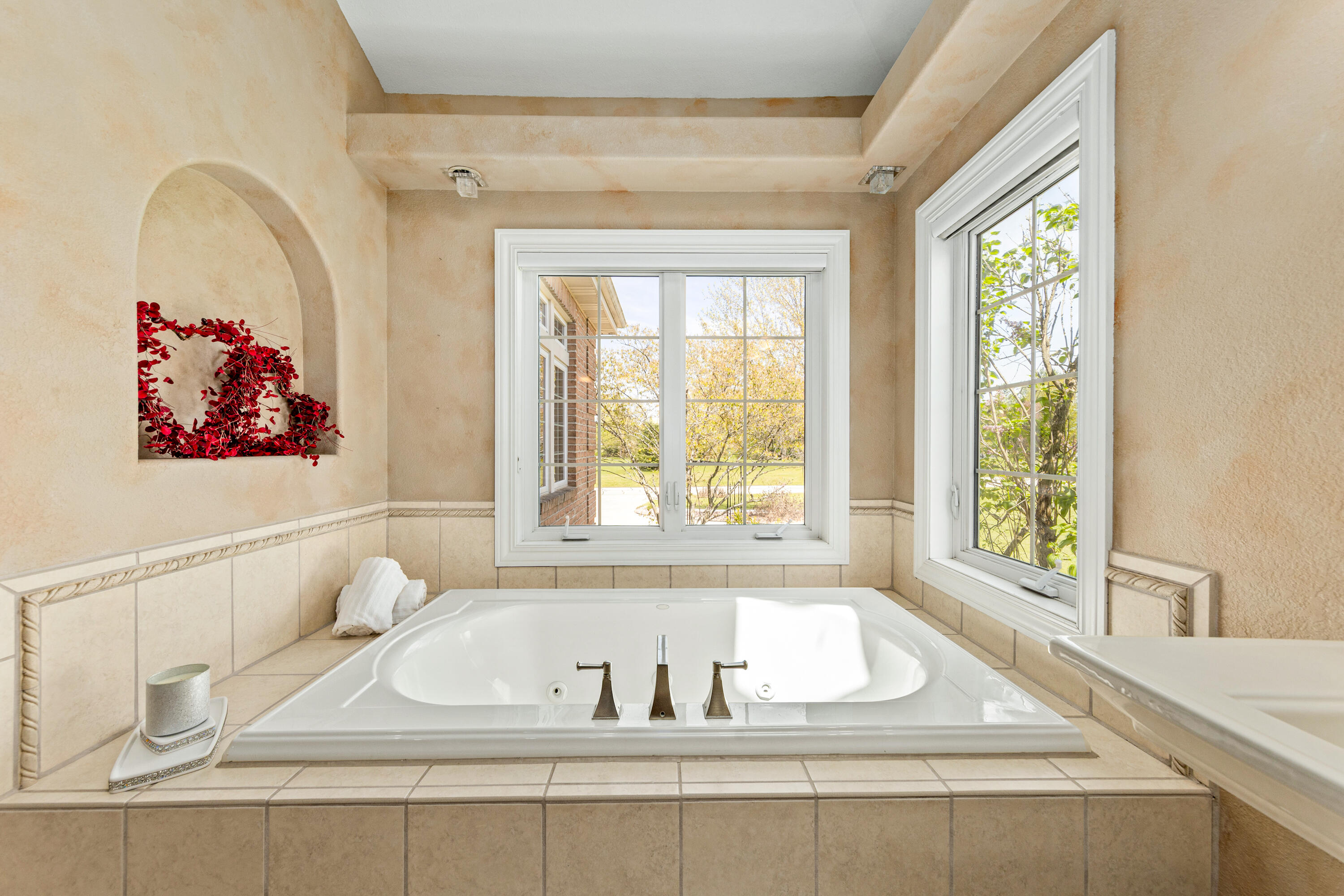 W251S5204 Poppy Fields Road Waukesha, WI 53189 - Photo 34 of 70 JETTED TUB