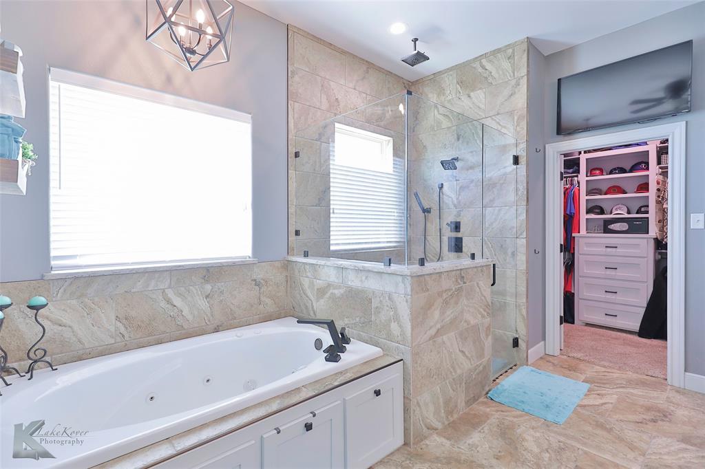 125 Wallace Court Tuscola, TX 79562 - Photo 19 of 40 a bathroom with a tub sink and mirror