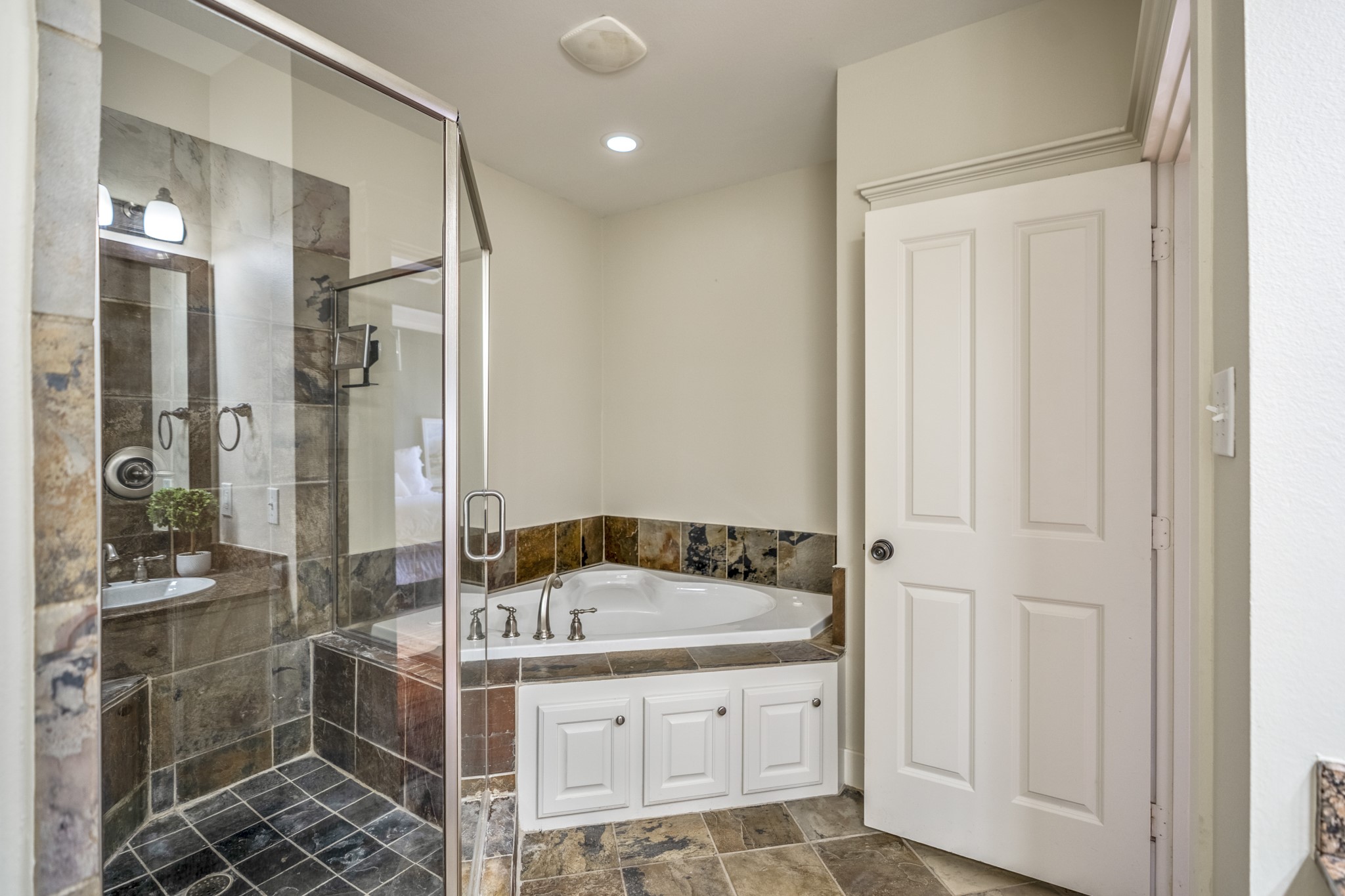 905 West 23rd Street Houston, TX 77008 - Photo 37 of 46 Spacious bathroom retreat with dual-use layout, storage, and oversized soaking tub.