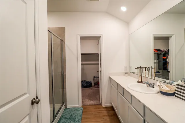 a en suite bathroom with sink and mirror