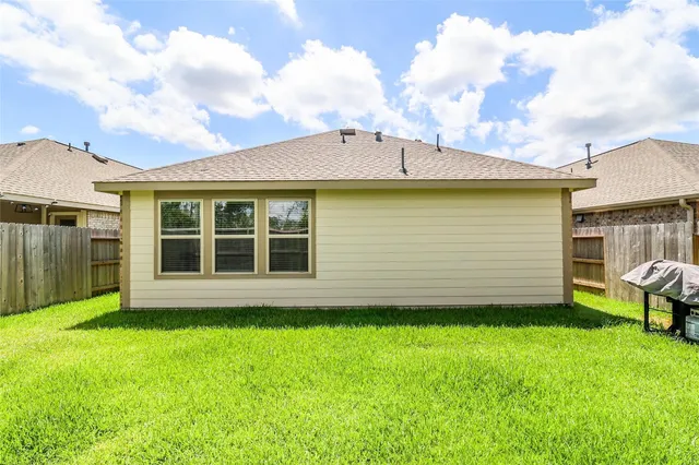 a view of a house with backyard