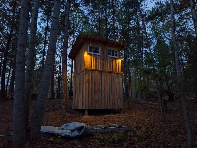a view of a house with backyard and trees
