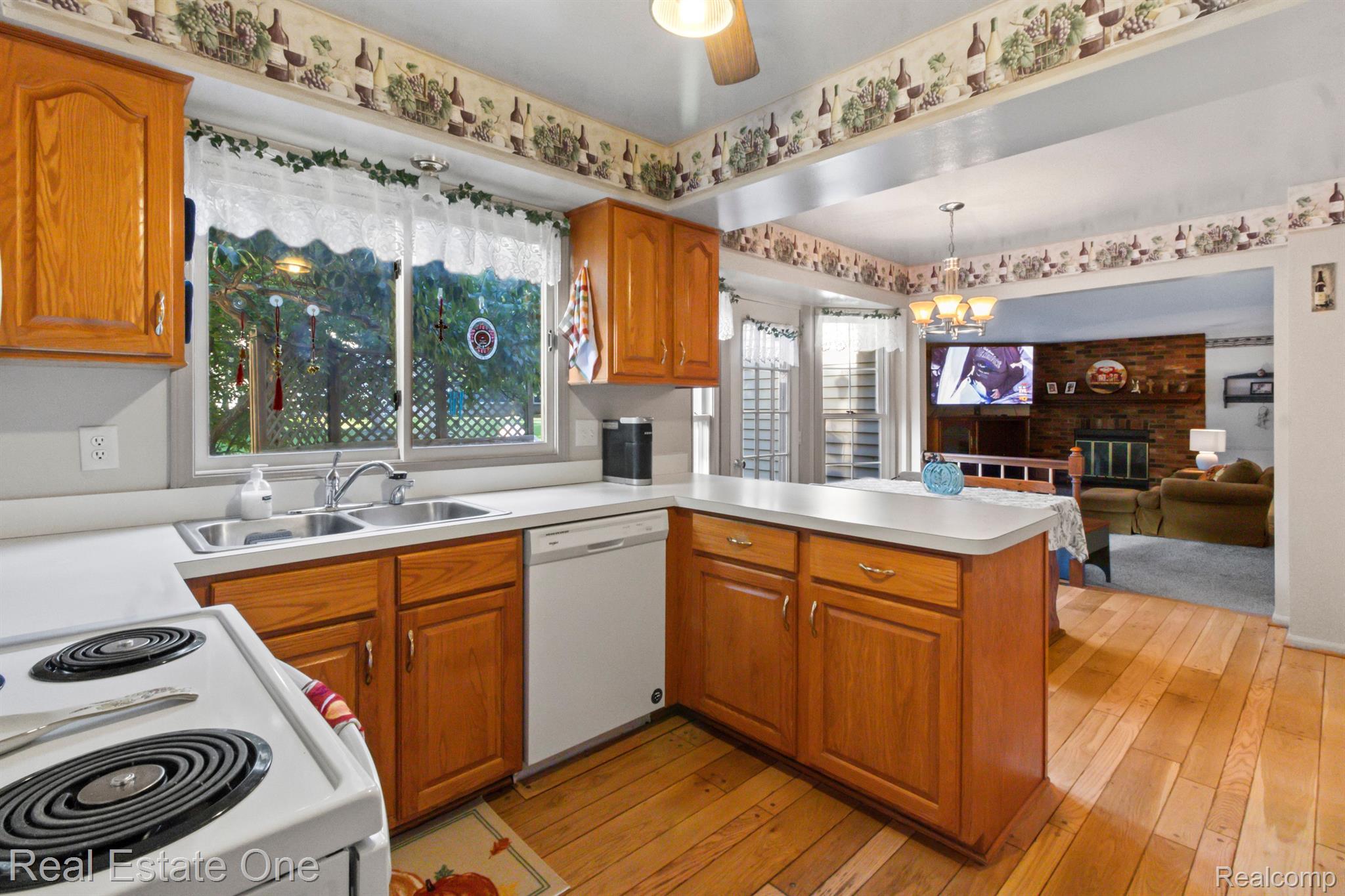 909 Ravine Terrace Court Rochester, MI 48307 - Photo 12 of 50 Gallery Image 12