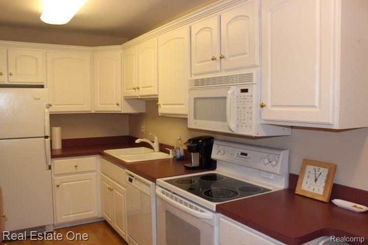 1981 Pondview Court, Unit 81 Rochester, MI 48309 - Photo 12 of 28 1981 014 - Copy.jpg