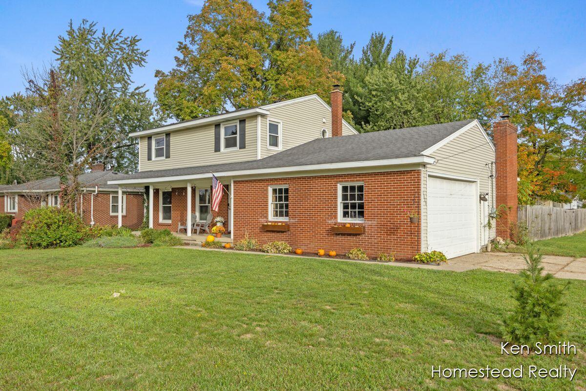 2323 Rosewood Street Jenison, MI 49428 - Photo 2 of 28 5_znuxMY