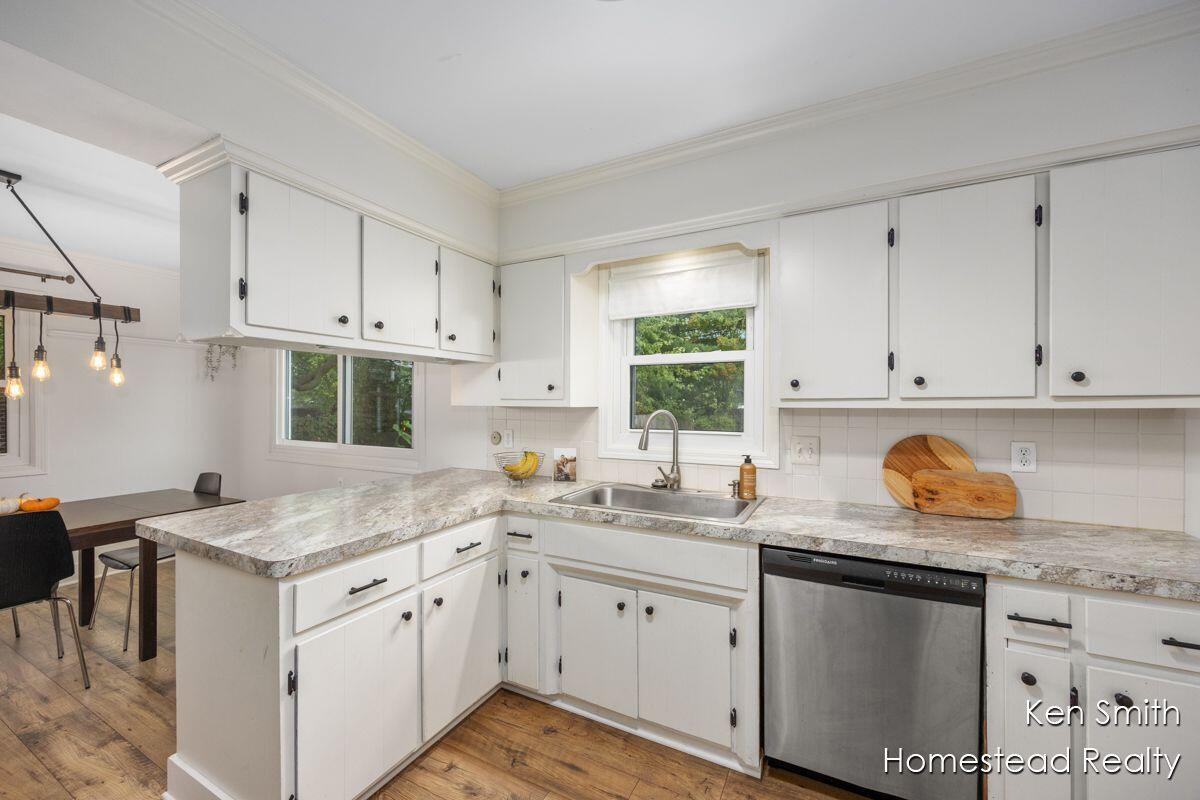 2323 Rosewood Street Jenison, MI 49428 - Photo 9 of 28 D7Zqc3Rt