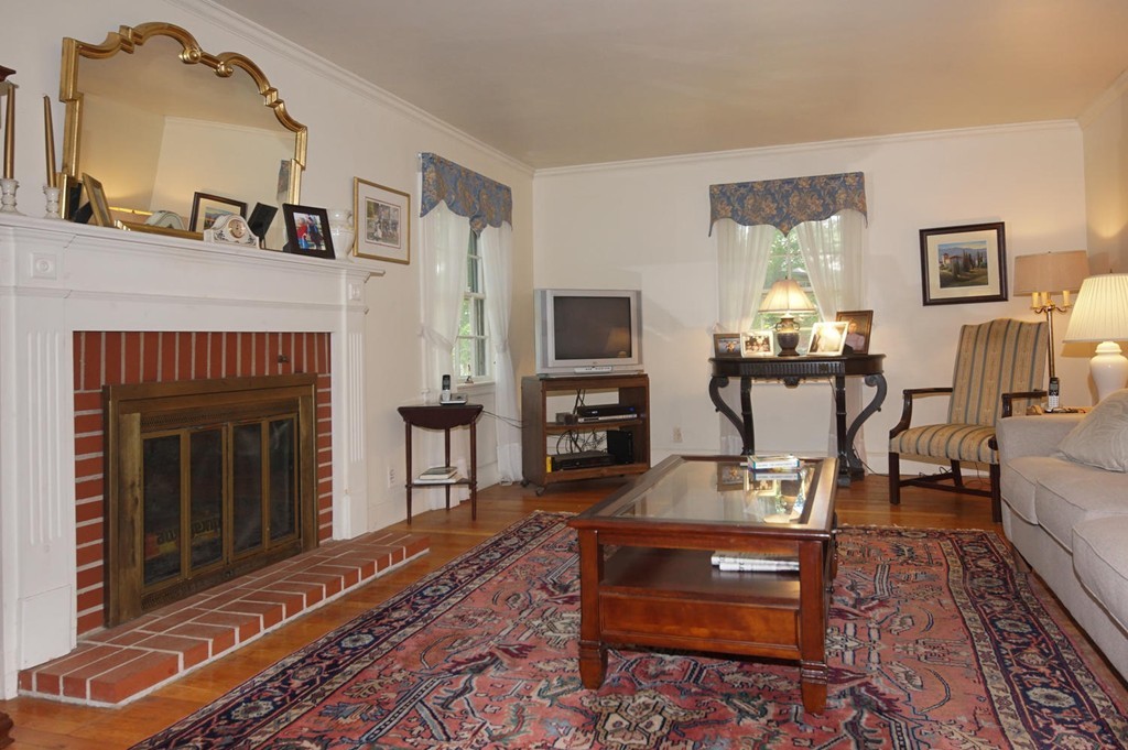 95 Craftsland Road Brookline, MA 02467 - Photo 4 of 27 Gallery Image 4