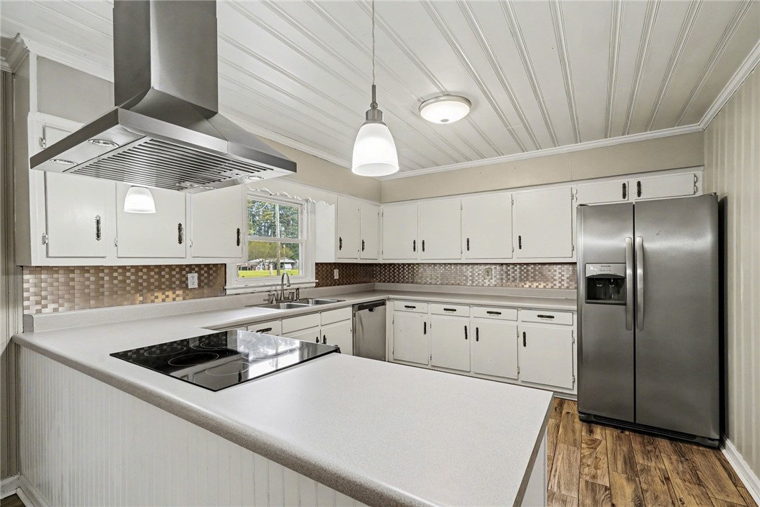 798 Coneross Creek Road Seneca, SC 29678 - Photo 11 of 34 This spacious kitchen offers a seamless flow for daily living and entertaining.