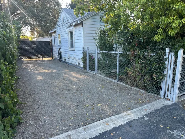a view of a backyard