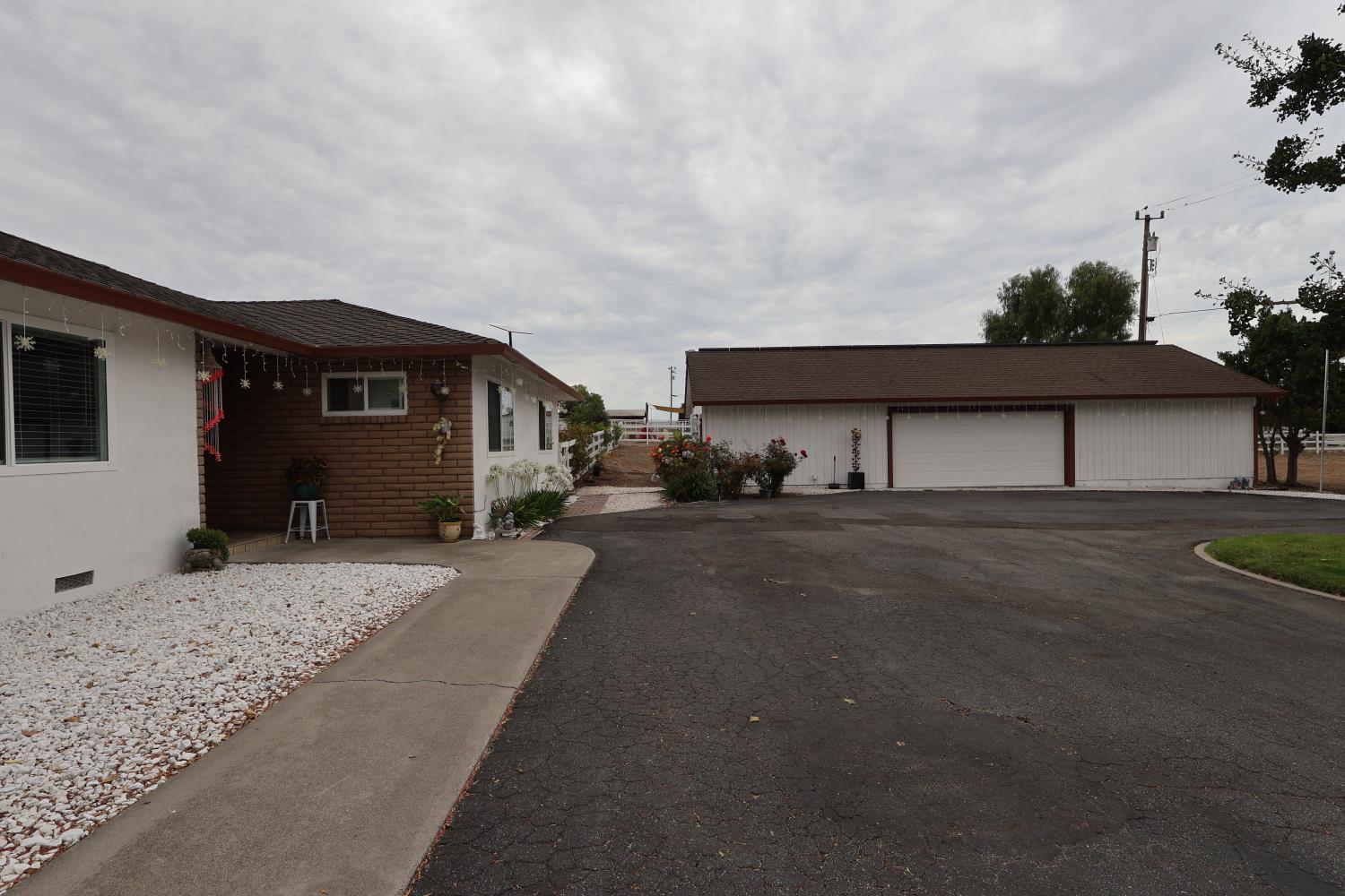 307 Mansfield Road Hollister, CA 95023 - Photo 13 of 47