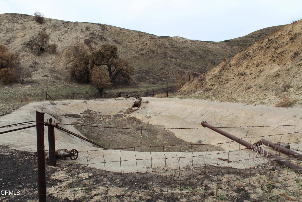 31029 Hasley Canyon Road Castaic, CA 91384 - Photo 5 of 25 a view of wooden fence and floor