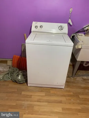 a view of empty room with window