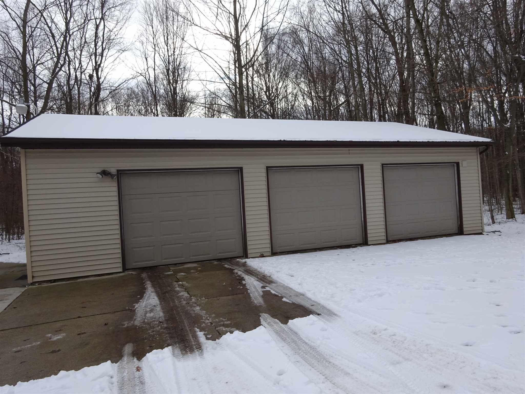12586 Pierce Road Wakarusa, IN 46573 - Photo 4 of 36