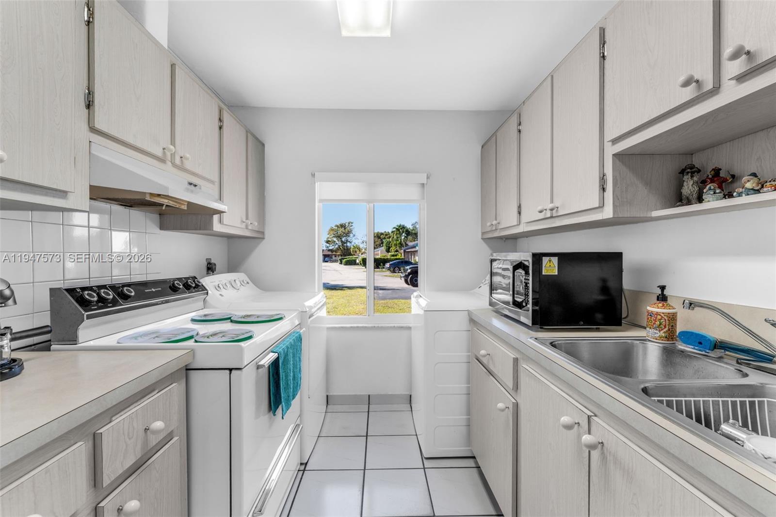 5307 Southwest 140th Place Miami, FL 33175 - Photo 7 of 23