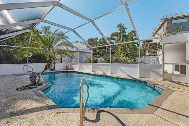 a view of back yard of the house