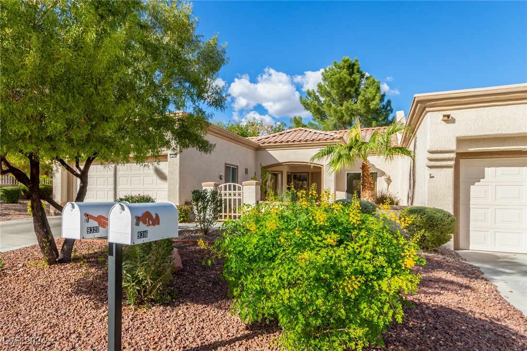 9320 Villa Ridge Drive Las Vegas, NV 89134 - Photo 4 of 60