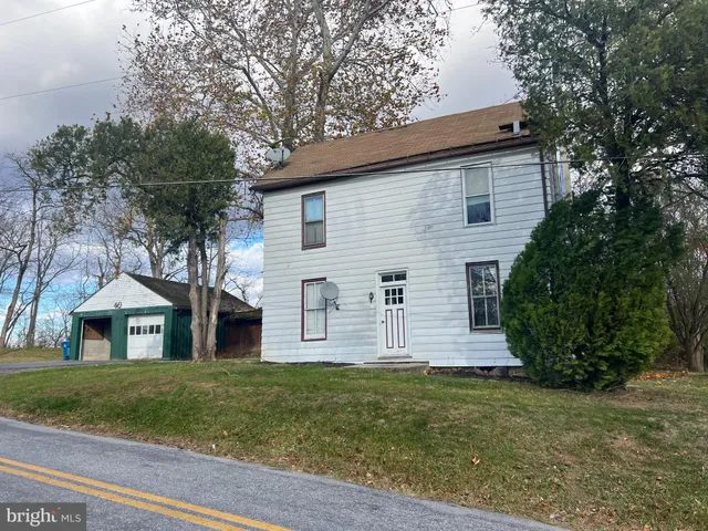 a front view of house with yard and garage