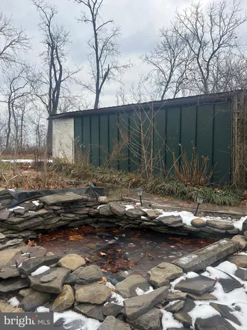 a view of yard with green space