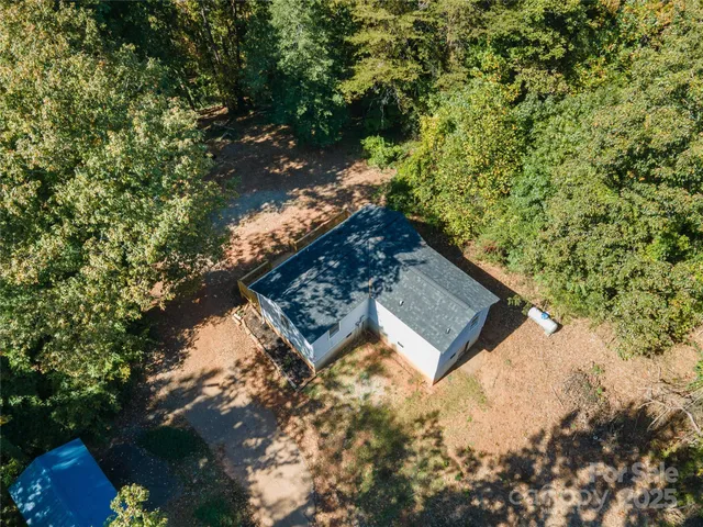 a view of a back yard