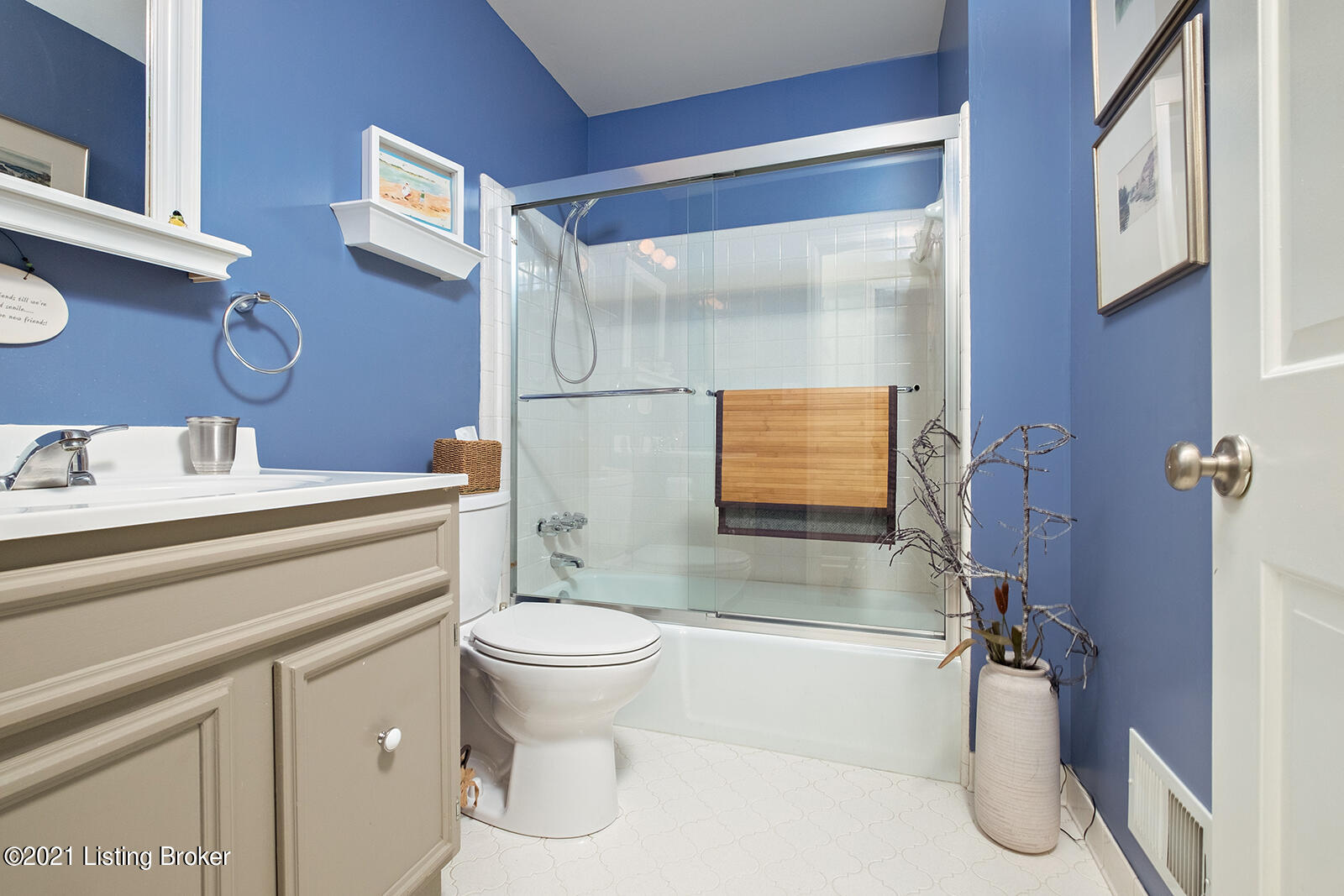 422 Knightsbridge Road Louisville, KY 40206 - Photo 27 of 45 Main Floor Full Bath
