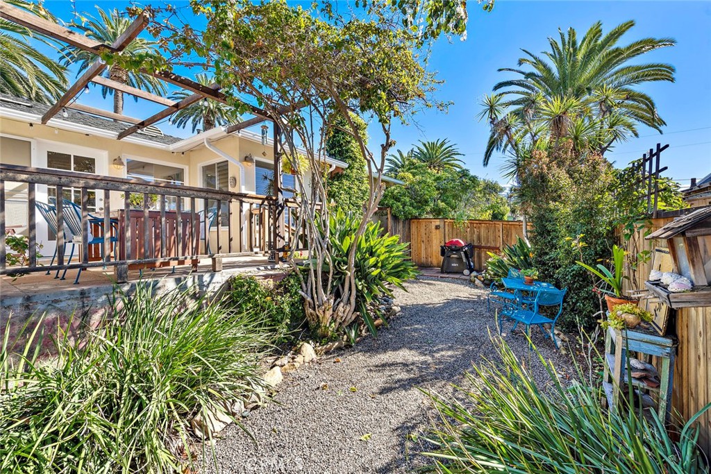 490 Shadow Lane Laguna Beach, CA 92651 - Photo 9 of 18 a view of a garden with plants