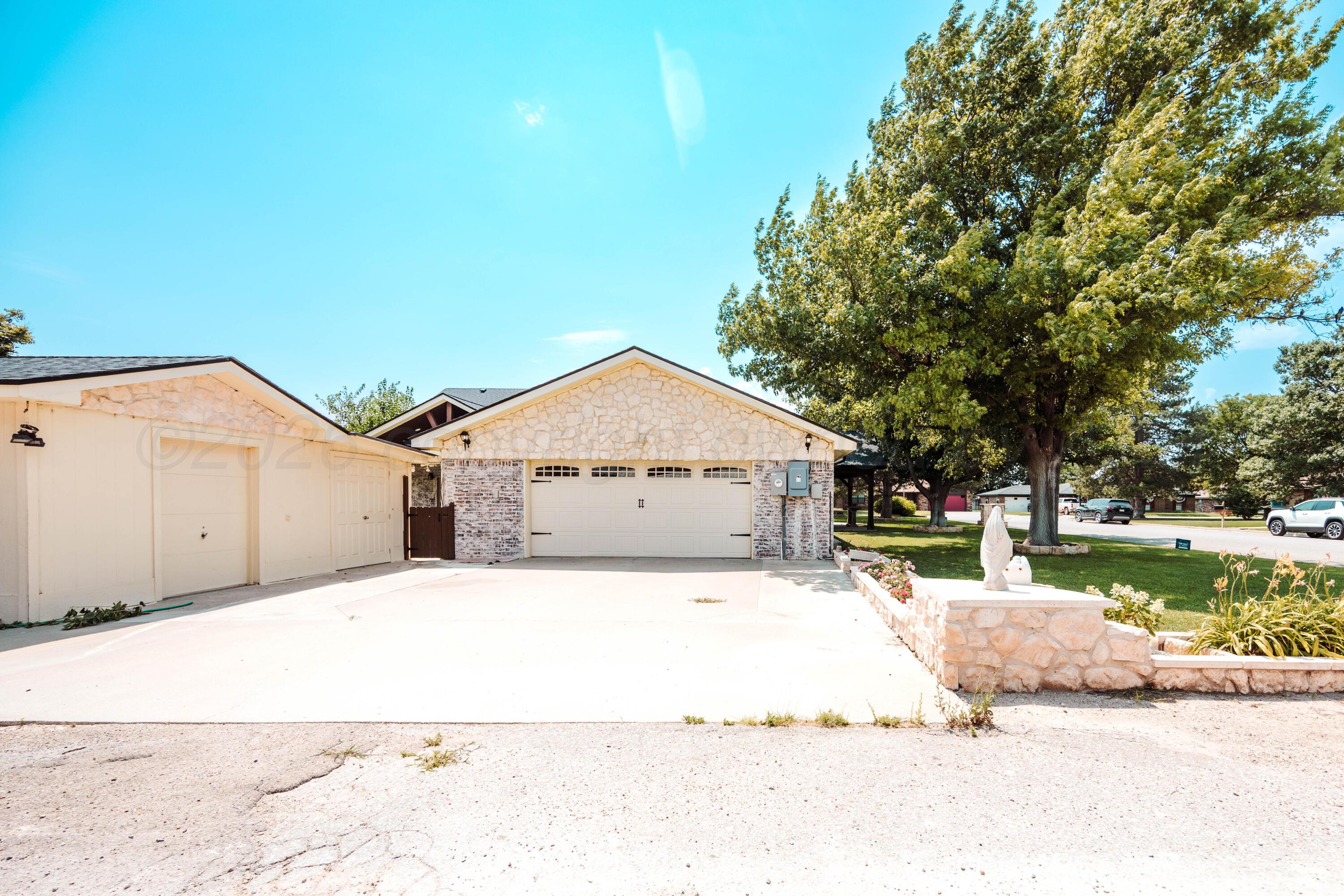 2009 Southwest 19th Avenue Perryton, TX 79070 - Photo 44 of 49 L.eft Garage