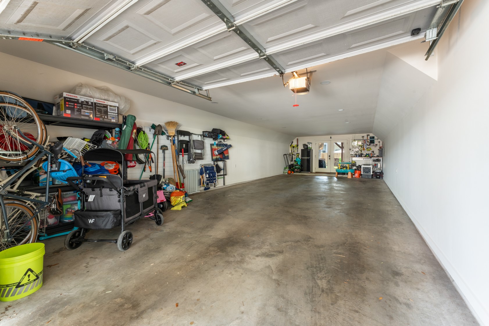 836 East 24th Street Houston, TX 77009 - Photo 36 of 40 OVERSIZED 3-4 car garage. So much room, possibilities are endless for a studio, workshop, etc!