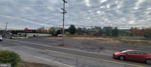 a view of a parking area