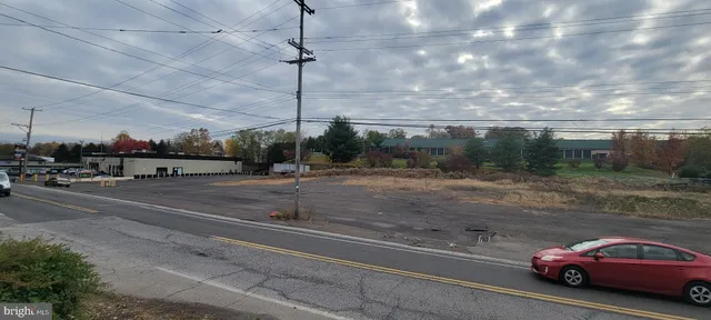 a view of a parking area