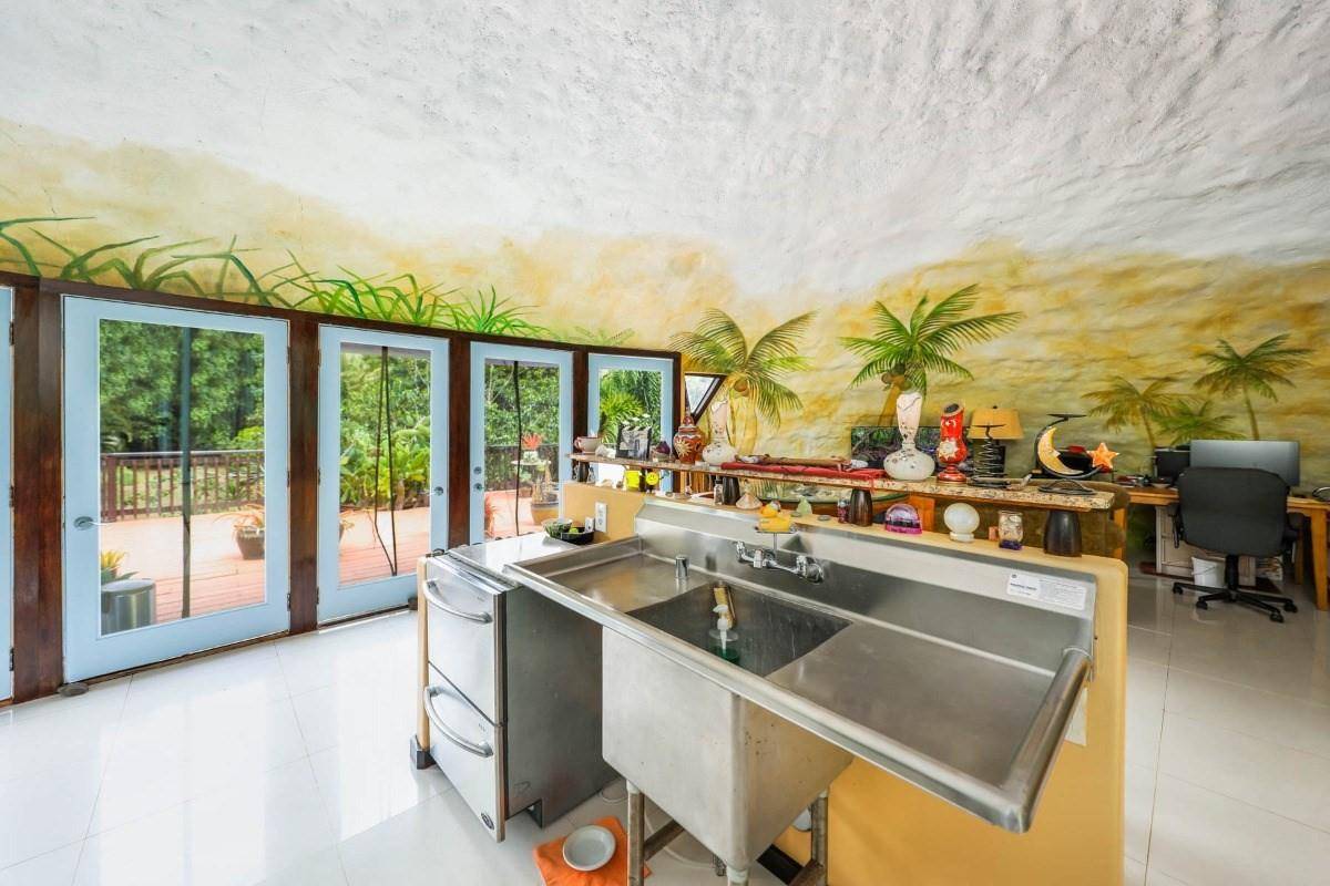 5390 Menehune Road Waimea, HI 96796 - Photo 4 of 22 a kitchen that has a sink and a stove