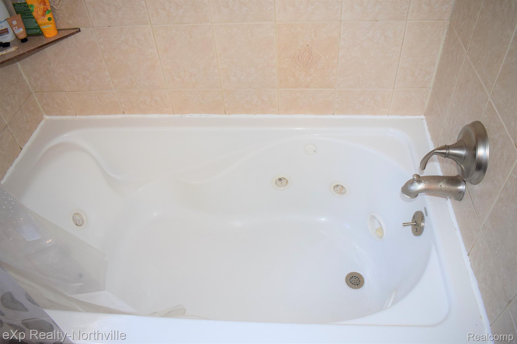 1047 Columbia Road Berkley, MI 48072 - Photo 21 of 38 Jetted tub in full bath