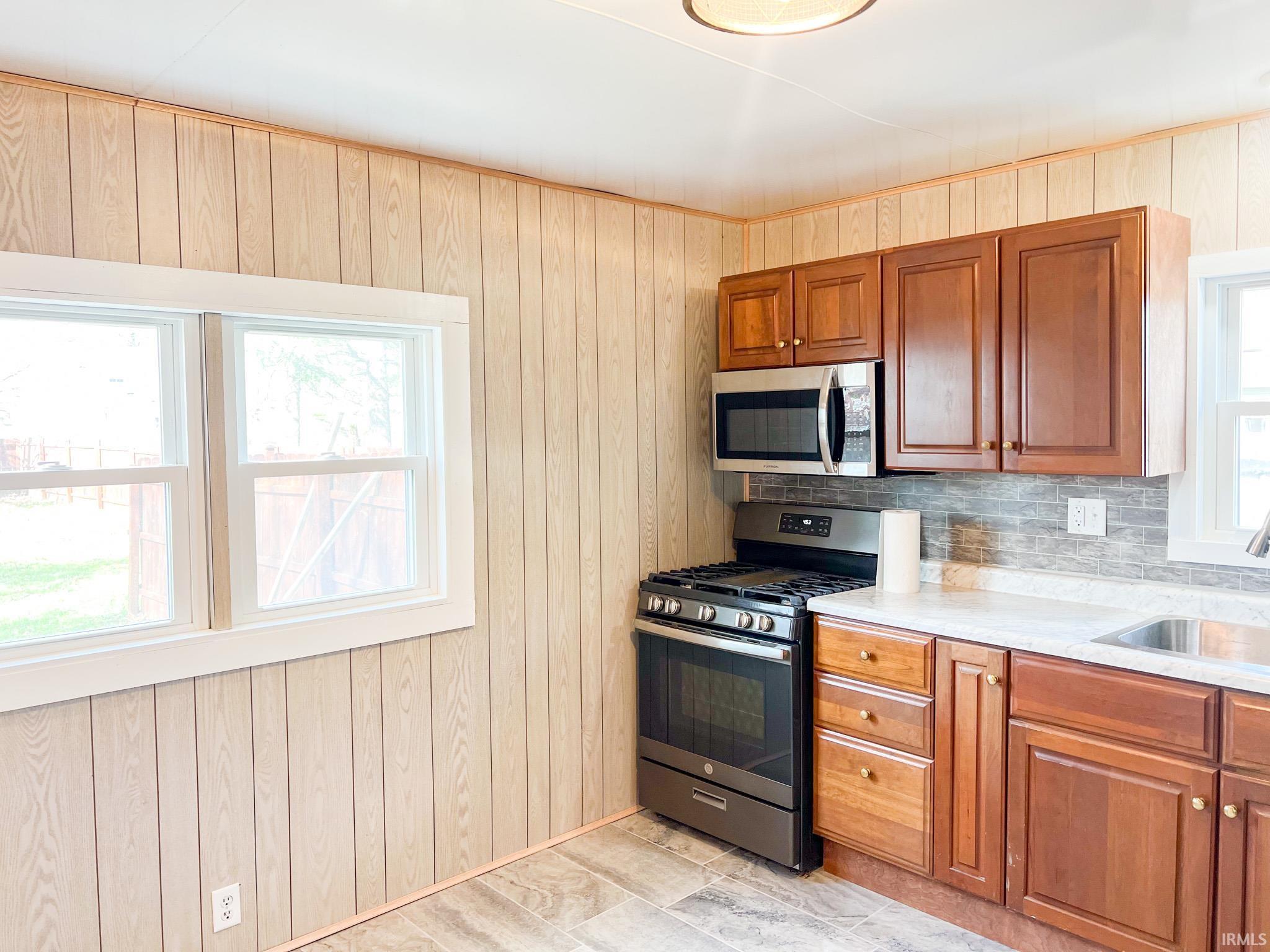 252 Washington Street Rome City, IN 46784 - Photo 3 of 31 Gallery Image 3