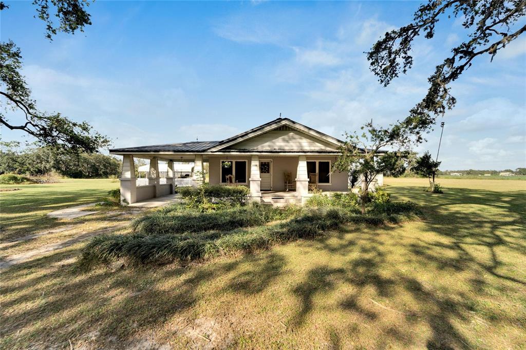 5020 Sydney Road Plant City, FL 33566 - Photo 6 of 33 a front view of a house with a yard
