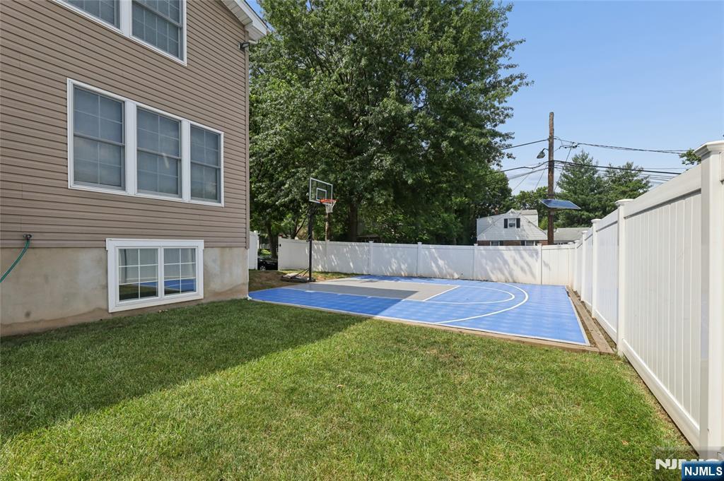 135 Rector Court Bergenfield, NJ 07621 - Photo 9 of 34