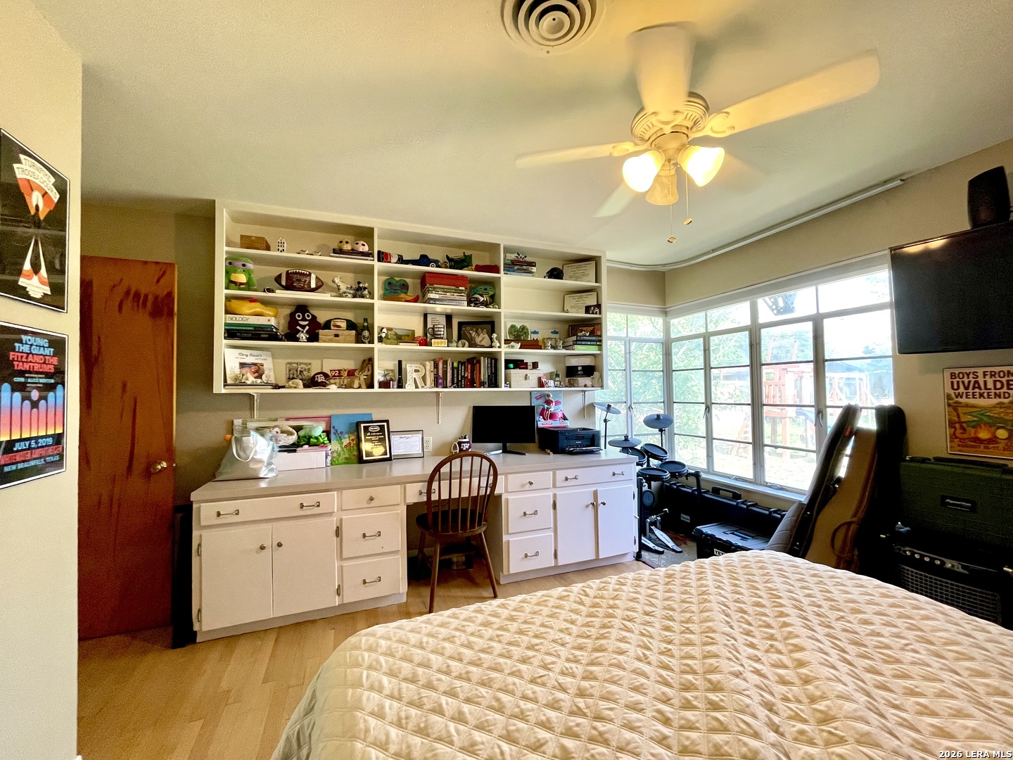 803 Cherry Street Uvalde, TX 78801 - Photo 17 of 17 a room with a desk and workspace