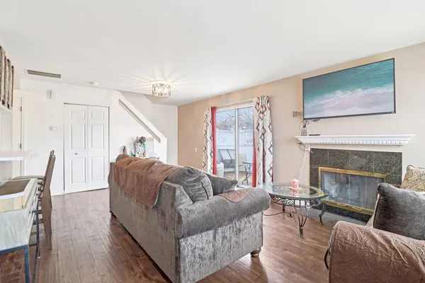 $265,000 | 353 North Gregory Street, Aurora, IL 60504