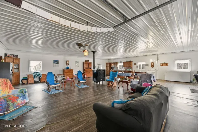 $400,000 | 337 Old Collins Road, Deer Lodge, TN 37726