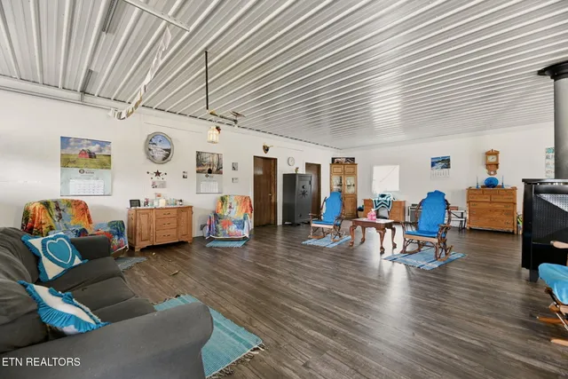 $400,000 | 337 Old Collins Road, Deer Lodge, TN 37726