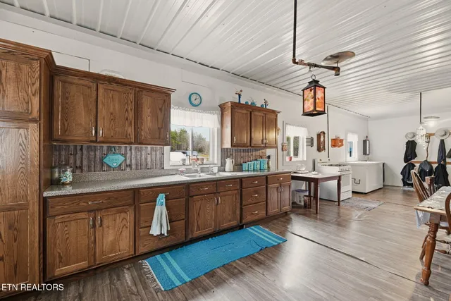 $400,000 | 337 Old Collins Road, Deer Lodge, TN 37726