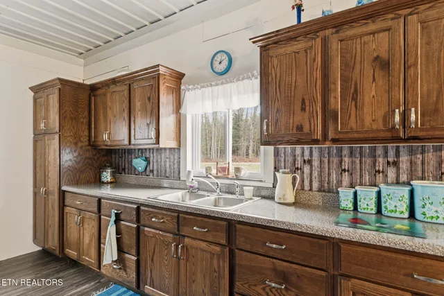 $400,000 | 337 Old Collins Road, Deer Lodge, TN 37726