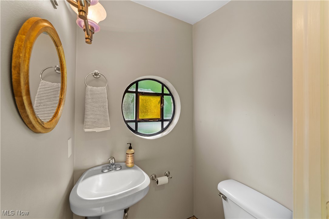 1546 Crest Road Cleveland, OH 44121 - Photo 12 of 45