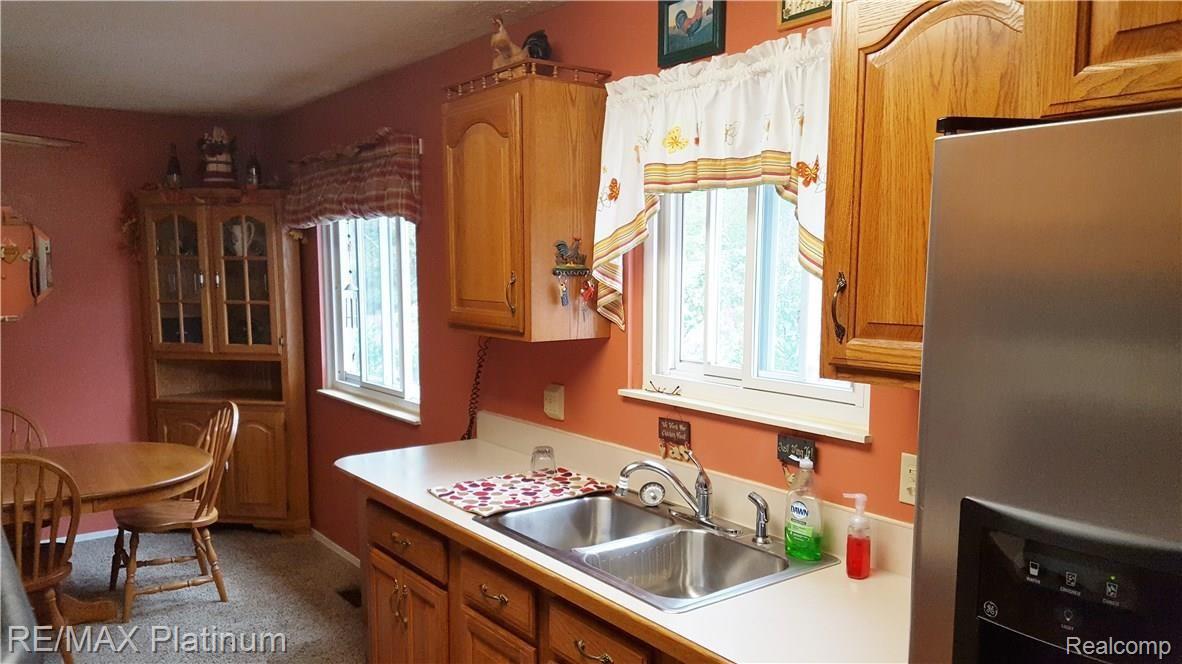 964 Parallel Street Fenton, MI 48430 - Photo 7 of 26 20170501_164646.jpg