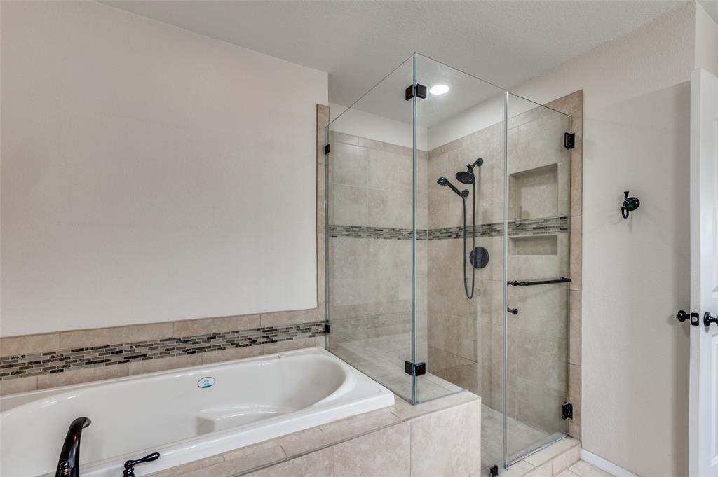 1501 Ridgeview Drive Arlington, TX 76012 - Photo 25 of 32 a bathroom with a bathtub and a shower