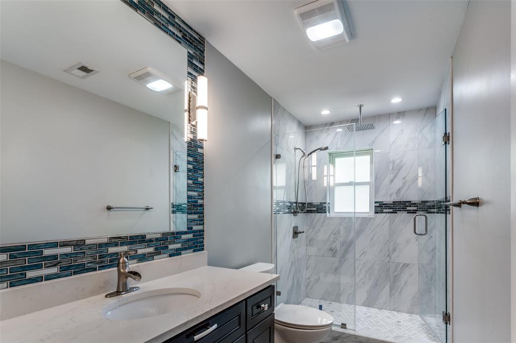 1501 Ridgeview Drive Arlington, TX 76012 - Photo 27 of 32 a bathroom with a sink and a mirror