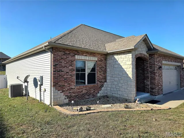 $329,900 | 475 Legacy Lane, Villa Ridge, MO 63089
