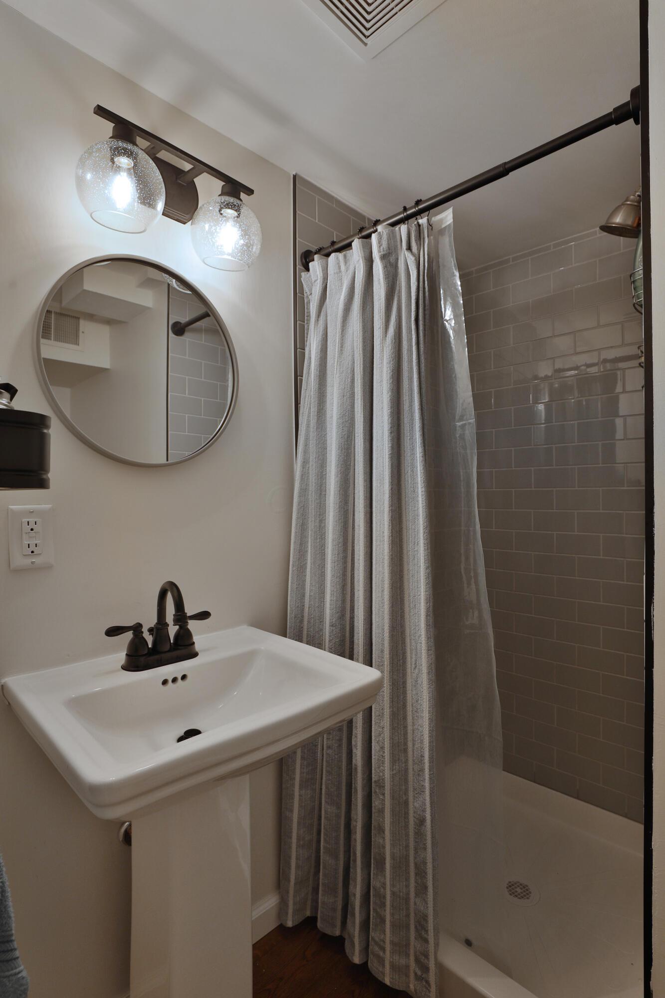 562 Northridge Road Columbus, OH 43214 - Photo 34 of 45 Full Bath
