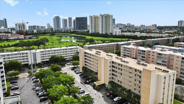 $2,500 | 319 Northeast 14th Avenue, Unit 201, Hallandale Beach, FL 33009