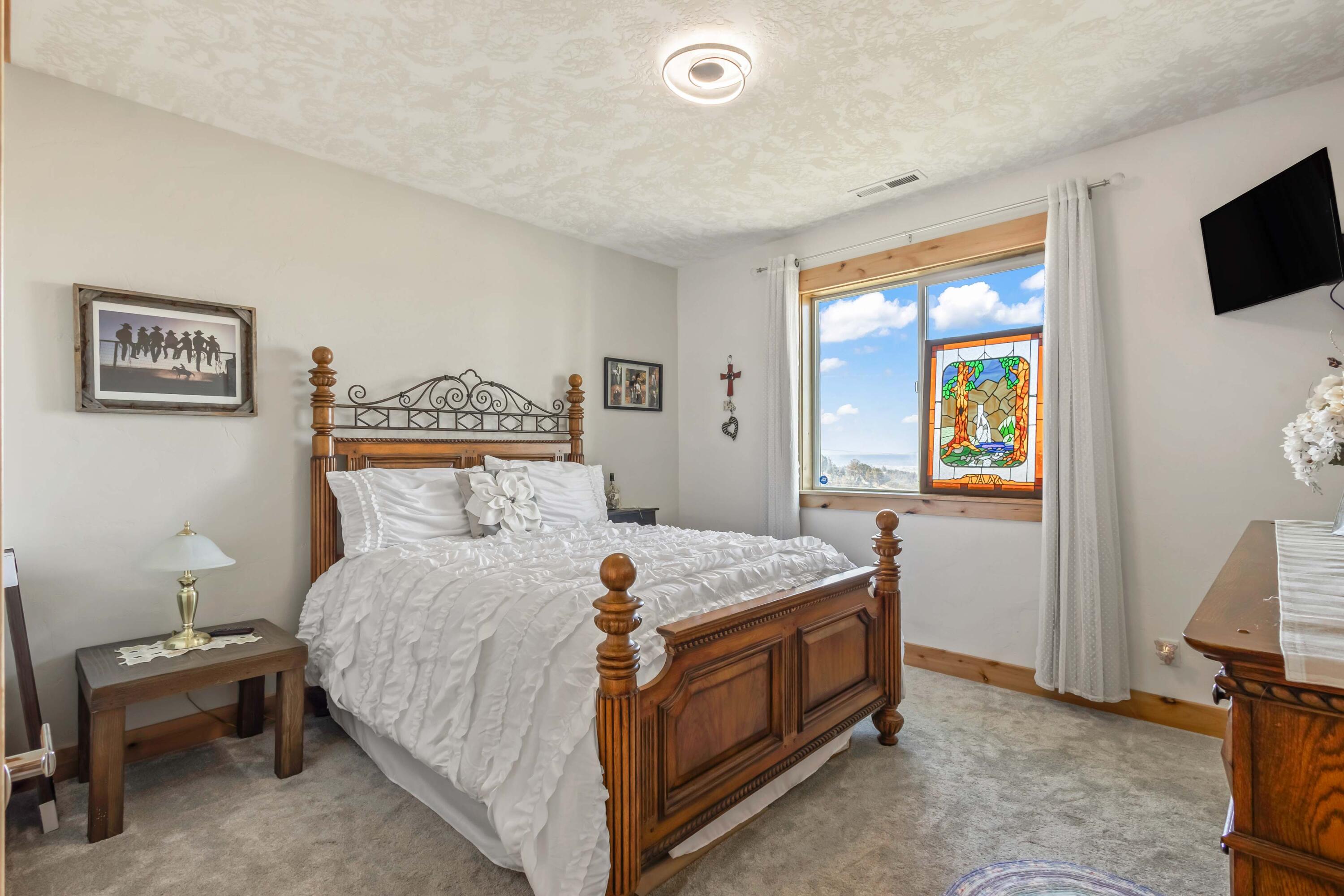 5582 North Mckay Road Prineville, OR 97754 - Photo 25 of 54 a bedroom with a bed and a tv