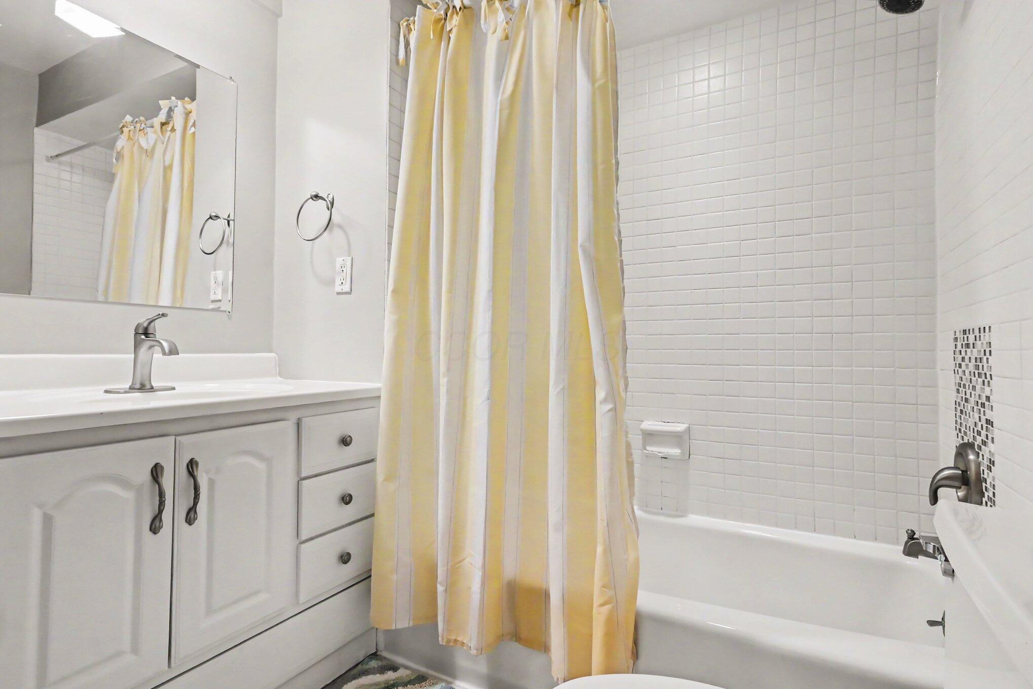 3600 Reed Road, Unit 18 Columbus, OH 43220 - Photo 13 of 24 En-suite primary bathroom
